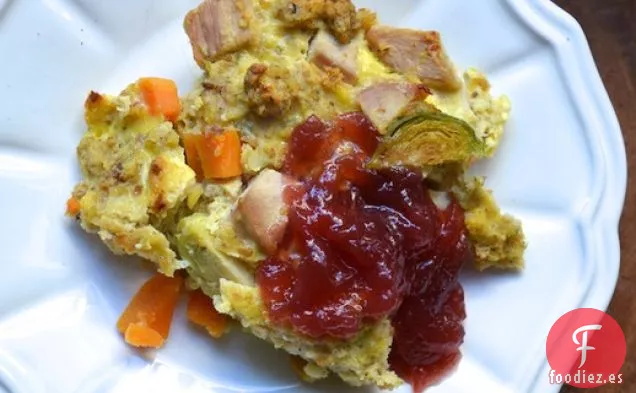 Día Después de Acción de Gracias Relleno y Cazuela de Pavo para el Desayuno