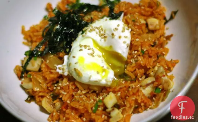 Arroz Frito Kimchi con Calamar Salteado y huevo Escalfado