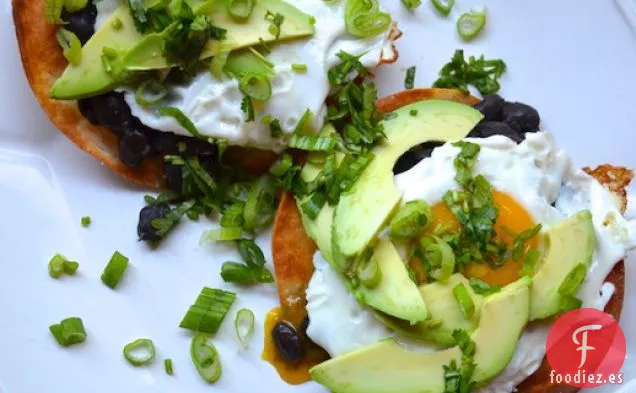 Tostadas de Frijoles Negros, Aguacate y Huevo