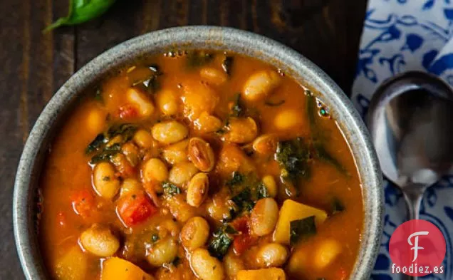 Estofado de Frijoles Blancos con Calabaza de Invierno y Col Rizada