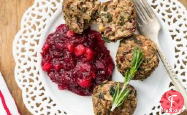 Bolas de Nuez de Hongo de Lentejas con Salsa de Arándano y Pera