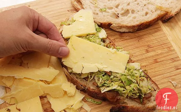 Sándwiches de Queso A La Parrilla con Coles de Bruselas