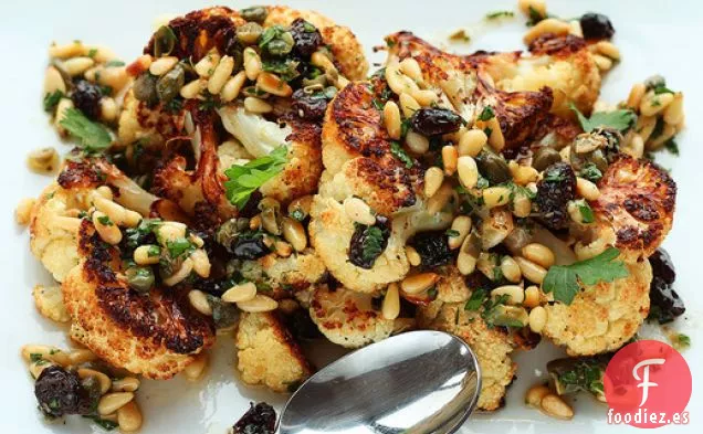 Coliflor Asada Con Piñones, Pasas y Vinagreta de Alcaparras