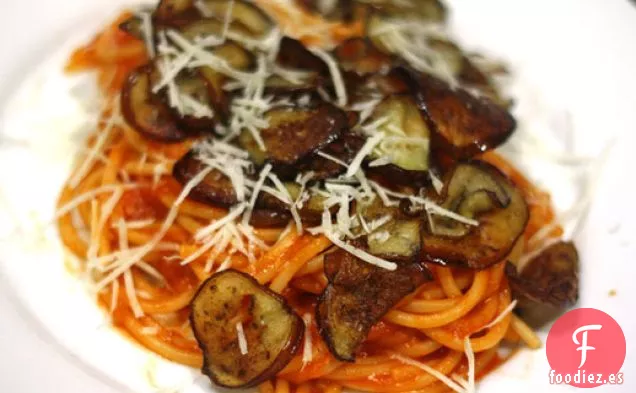 Espaguetis Con Salsa de Tomate y Berenjena Frita