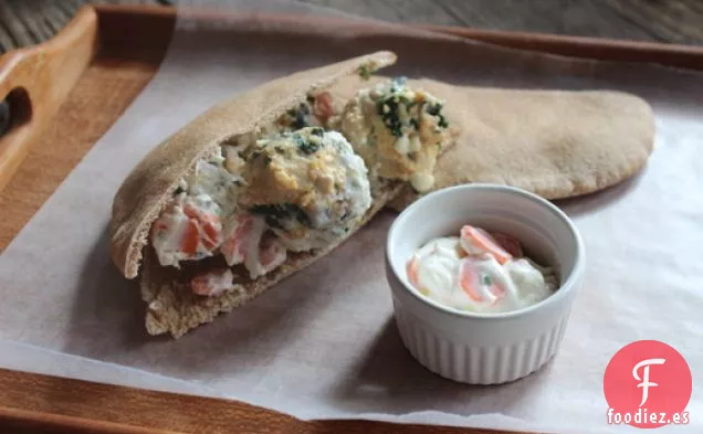 Albóndigas de Pollo con Queso Feta Hechas con Yogur de Cebollino y Zanahorias