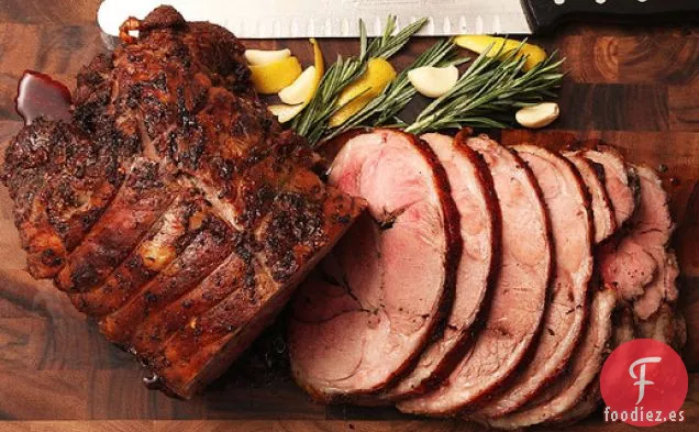 Pierna de Cordero Deshuesada y Asada a Fuego Lento Con Ajo, Romero y Limón