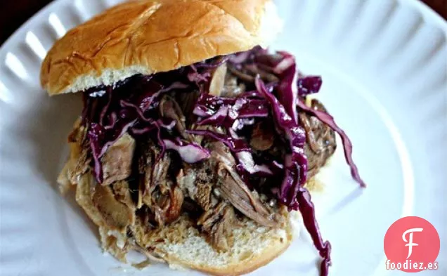 Sándwiches De Cerdo Kalua De Cocción Lenta Con Ensalada Asiática Crujiente