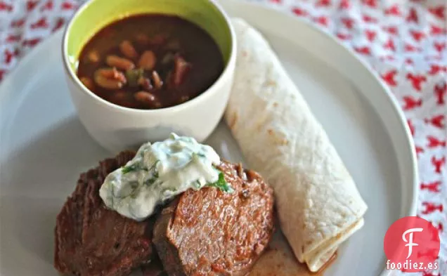 Carne Mexicana de Cocción Lenta Con Crema de Lima y Frijoles Pintos