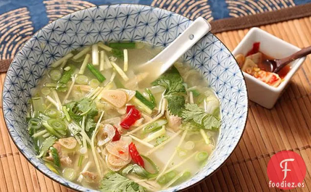Sopa Fácil de Pollo y Jengibre Con Pasteles de Arroz, Cebollino y Ajo en Escabeche Rápido