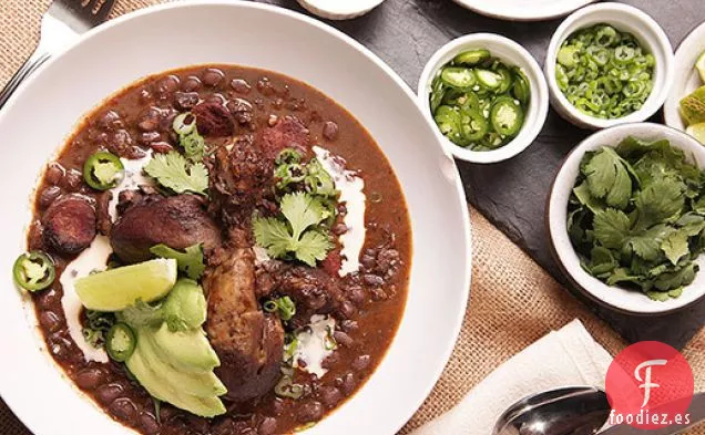 Sopa de Frijoles Negros Con Chorizo y Pollo Estofado