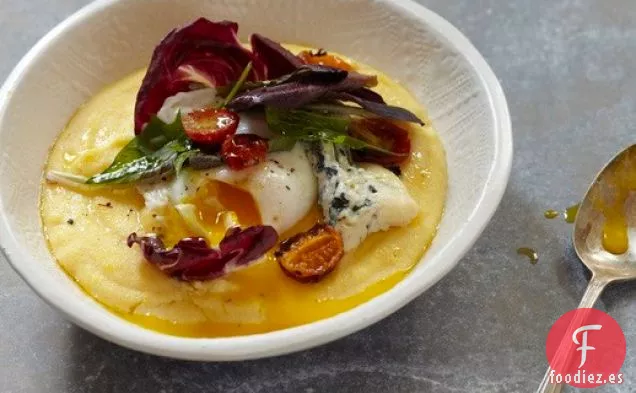 Polenta Con Ensalada de Invierno, Huevo Escalfado y Queso Azul De ' Feast