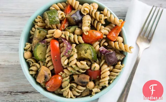 Ensalada de Pasta Tibia con Verduras Asadas y Vinagreta de Pesto