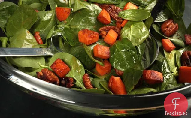 Ensalada Tibia de Espinacas con Nueces Ahumadas y Batata
