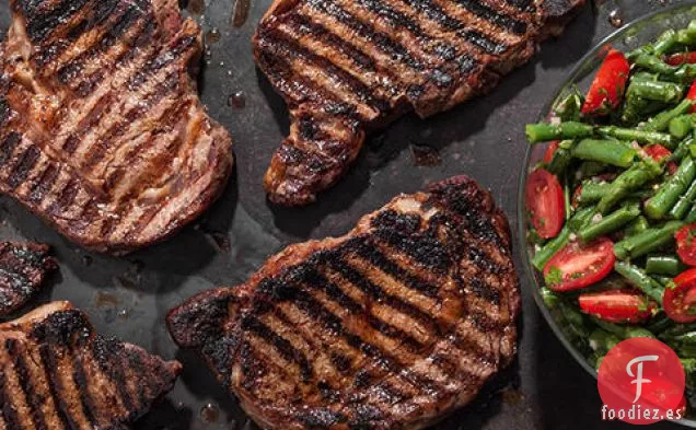 Filetes de Costilla a la Parrilla Untados con Especias con Ensalada de Frijoles Verdes y Tomate Cherry