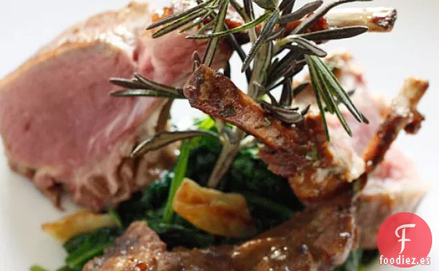 Costilla De Cordero Con Glaseado De Dijon Sobre Espinacas Tiernas Marchitas