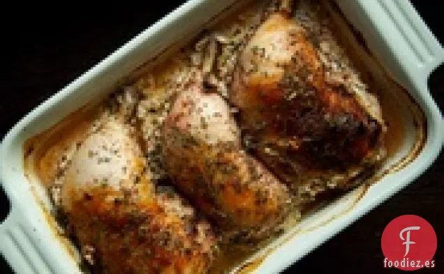 Pierna De Cordero Con Salsa De Menta Y Patatas Asadas Y Cebollas