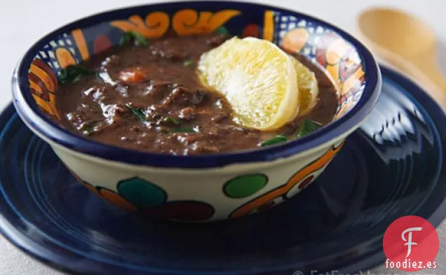 Sopa Tropical de Frijoles Negros y Berza Verde