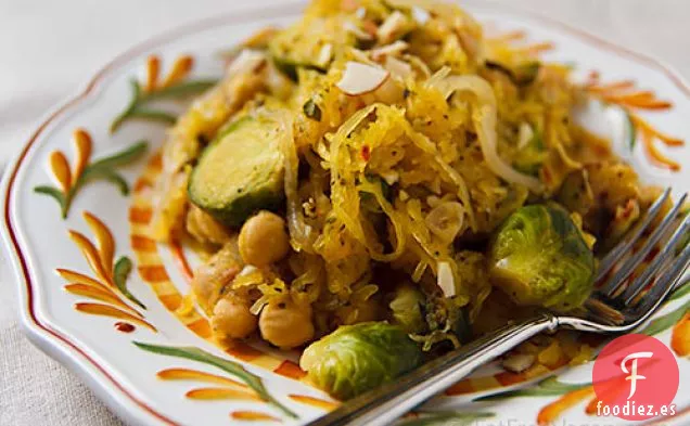 Calabaza Espagueti con Coles de Bruselas Asadas y Garbanzos