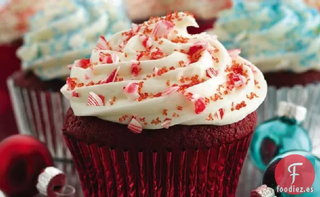Cupcakes de Terciopelo Rojo con Relleno y Glaseado de Queso Crema