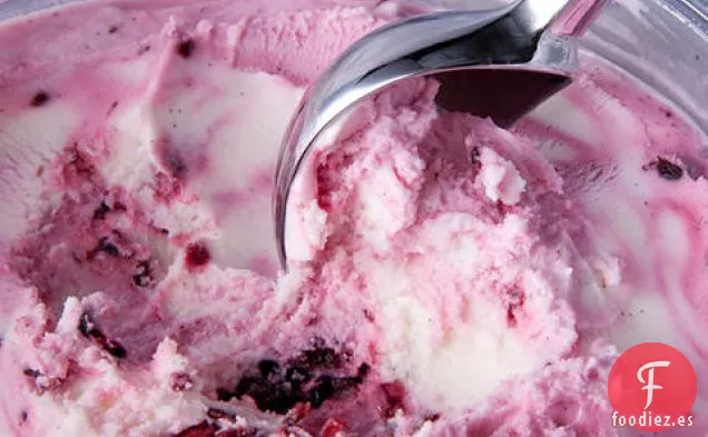 El Yogur Helado más Fácil con un Remolino de Moras