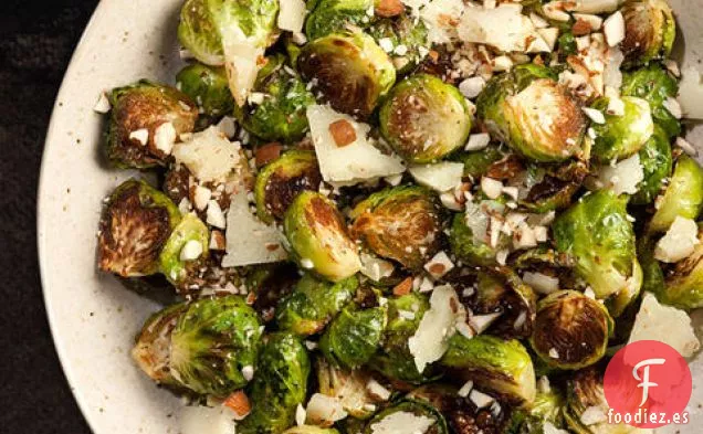 Coles de Bruselas Asadas con Almendras y Queso de Oveja