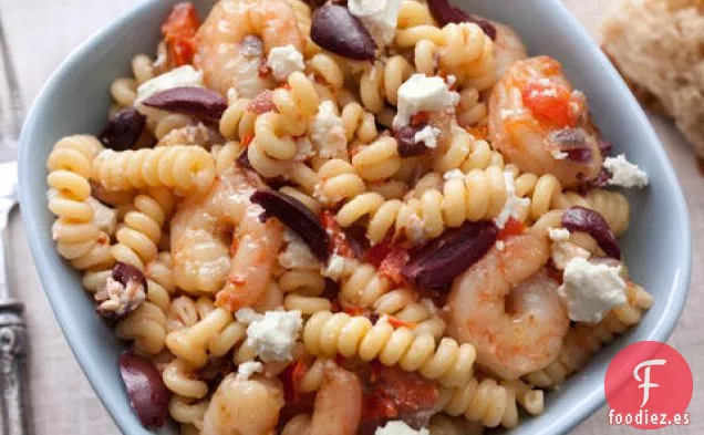 Pasta Griega con Camarones, Queso Feta, Tomates y Aceitunas