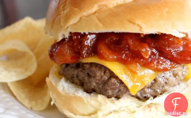 Hamburguesa Cheddar Asada con Salsa de Barbacoa de Tocino Caliente