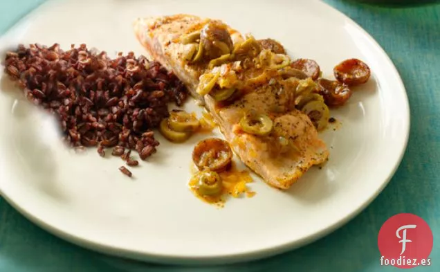 Salmón con Salchicha Andouille y Aceitunas Verdes