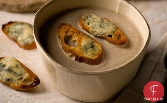 Sopa Cremosa de Champiñones con Tostadas de Queso Azul