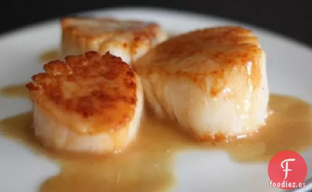 Vieiras a la Brasa con Ajo Beurre Blanc