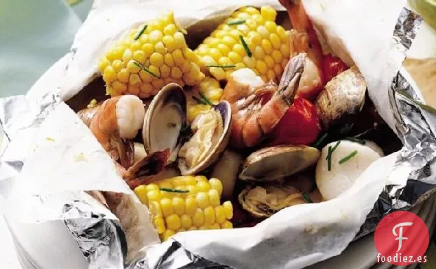Paquetes de Mariscos a la Parrilla con Mantequilla de Cebollino y Limón