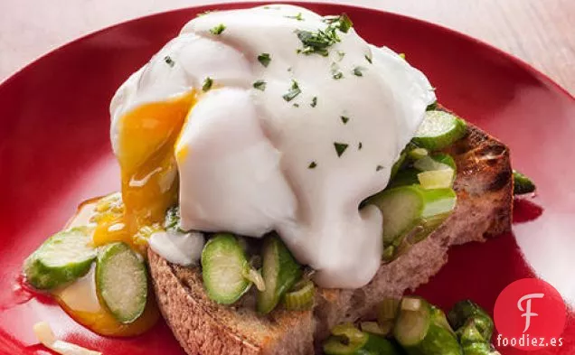 Benedict de Espárragos con salsa Chèvre-Dijon