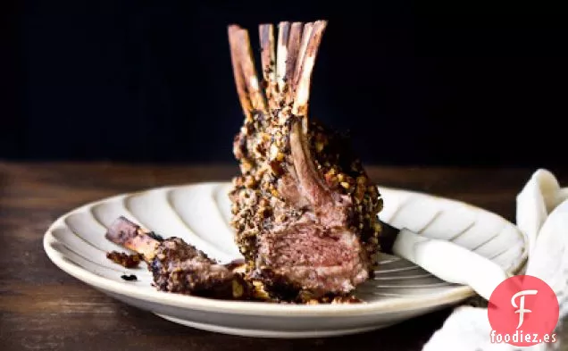 Costilla De Cordero Con Incrustaciones De Pacanas Y Balsámico De Frambuesa