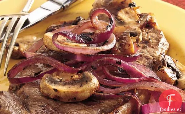 Filetes a la Parrilla con Cebollas Balsámicas