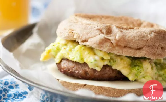 Sándwiches de Desayuno de Pesto de Rúcula, Huevo y Salchicha de Pavo