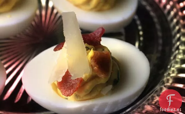 Huevos Rellenos de Tocino y Queso Cheddar