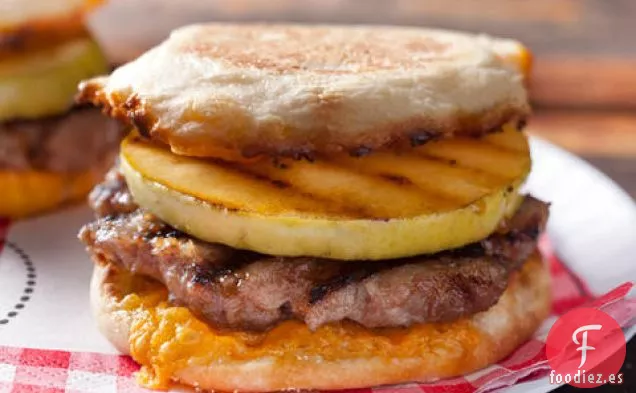 Desayuno de Manzana y Queso Cheddar-Hamburguesa de Salchicha