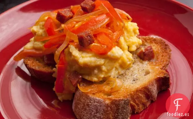 Huevos Revueltos Españoles con Pimientos y Tostadas de Ajo