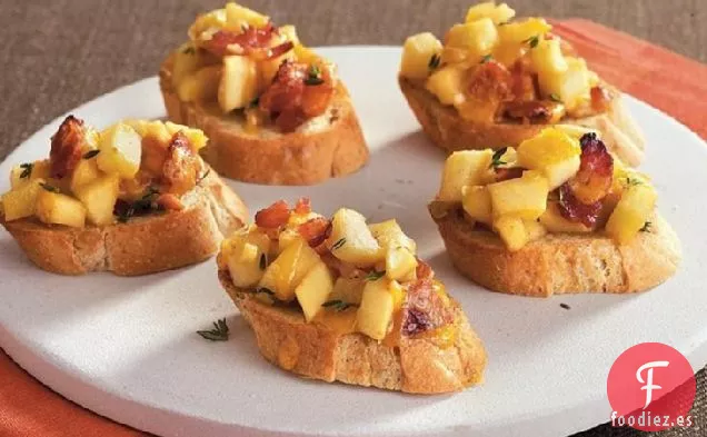 Crostini de Queso Cheddar con Tocino de Manzana