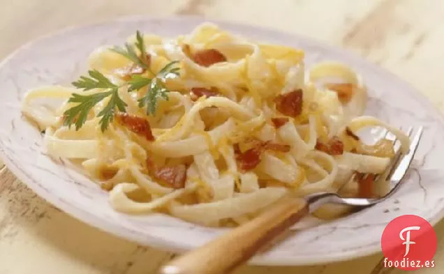 Pasta con Tocino, Cebolla Caramelizada y Queso Cheddar