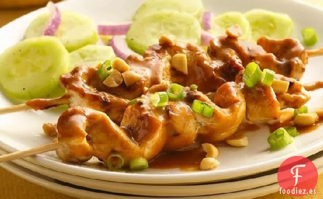 Satay de Pollo a la Parrilla con Ensalada de Pepino