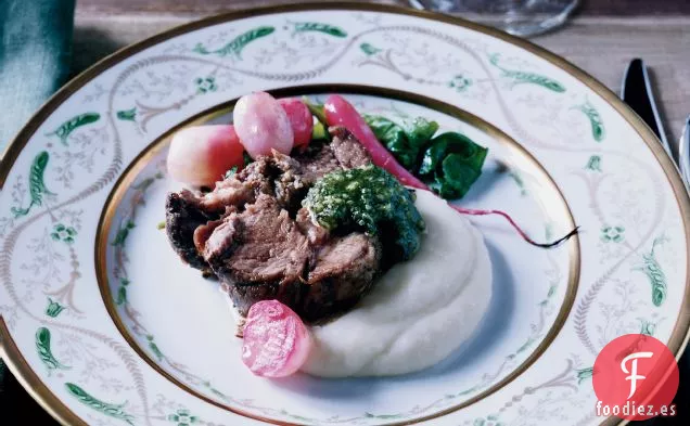 Paletilla de Cordero Asada a Fuego Lento con Pesto de Almendras y Menta