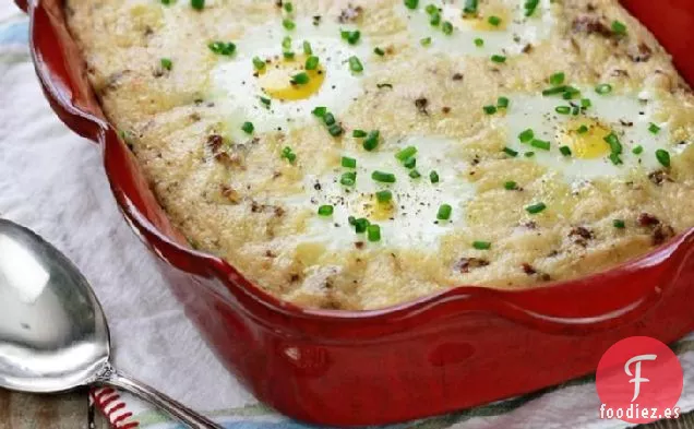 Cazuela de Salchichas y Sémola con Huevos Horneados
