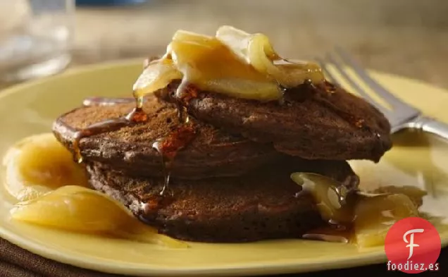 Tortitas de Chocolate con Salsa de Arce y Pera
