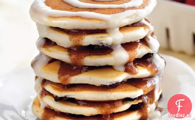 Pilas de Panqueques con Rollo de Canela