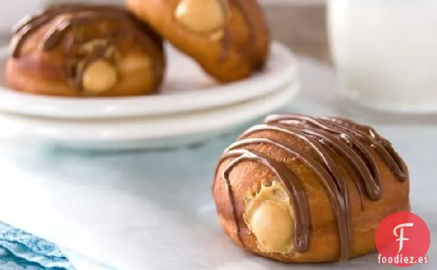 Sufganiyot con Relleno de Crema Batida de Dulce de Leche y Llovizna de Chocolate