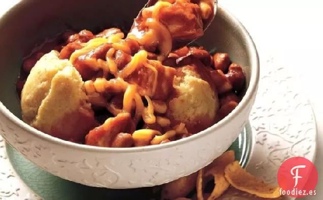 Chile de Pollo sobre Muffins de Maíz