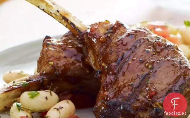 Chuletas De Cordero Toscanas A La Parrilla Con Provenzal De Frijoles Blancos Cálidos