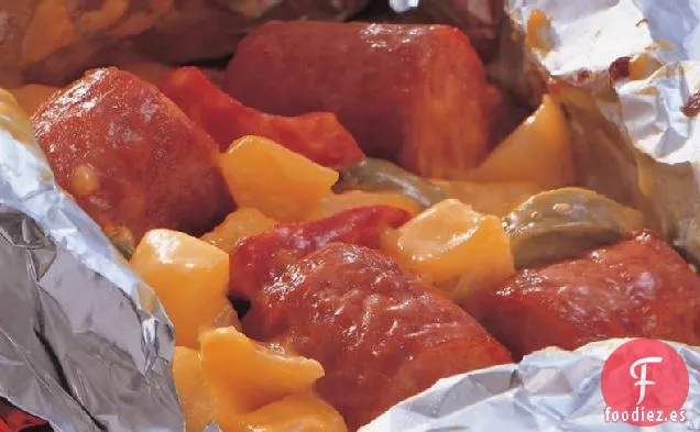 Paquetes de Papel de Aluminio de Salchicha Ahumada y Queso Cheddar a la Parrilla