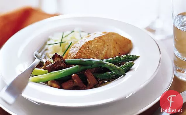 Aceite de Oliva Salmón Escalfado con Rebozuelos y Espárragos